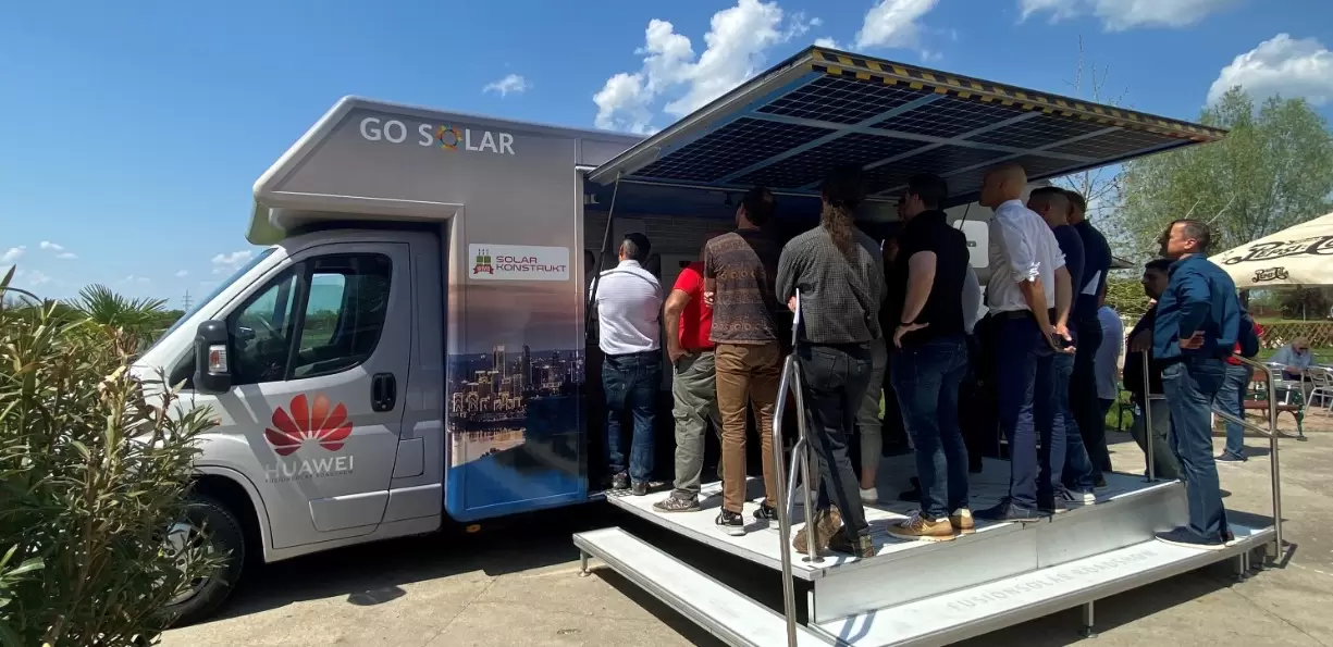 Szegeden állomásozott a Huawei Roadshow